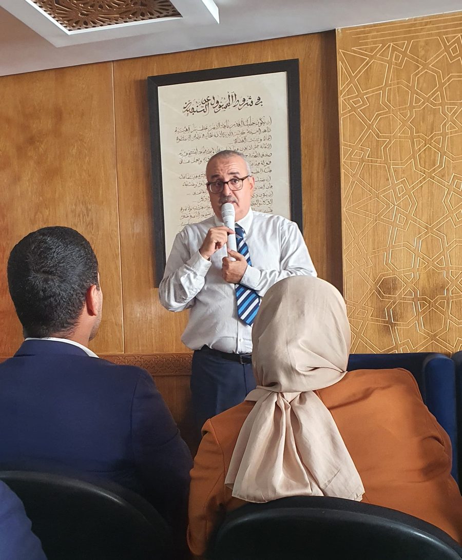 الأستاذ محمد الطالب في نقاش قانوني